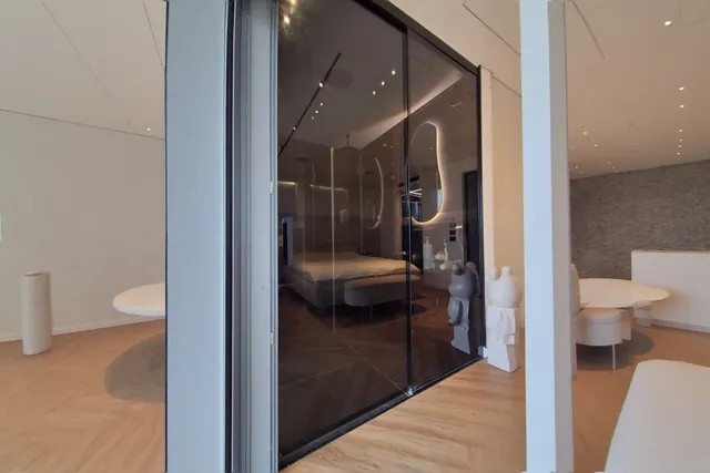 קיר זכוכית בין חדר הרחצה לחדר השינה, התקנה של GlassFix