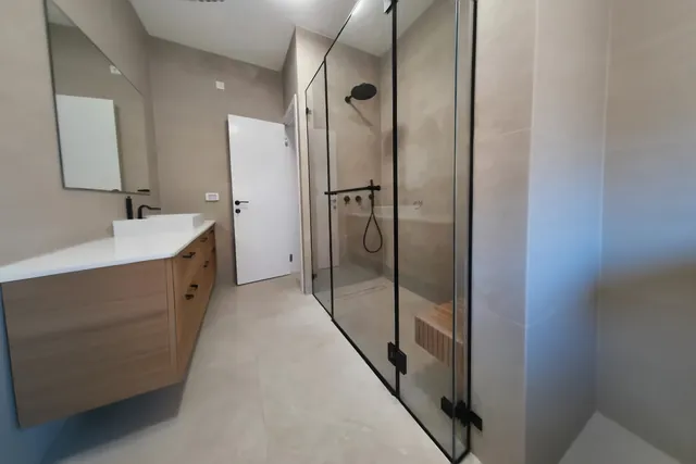 חדר רחצה, מסגרת שחורה, התקנה של GlassFix