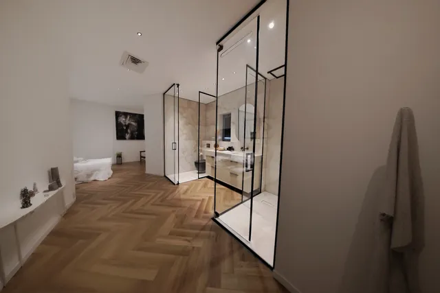 חדר רחצה בזכוכית, מסגרת שחורה, התקנה של GlassFix