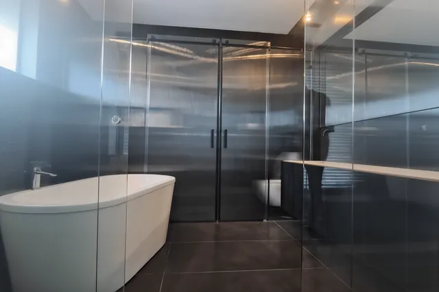 חדר רחצה, קירות זכוכית, התקנה של GlassFix