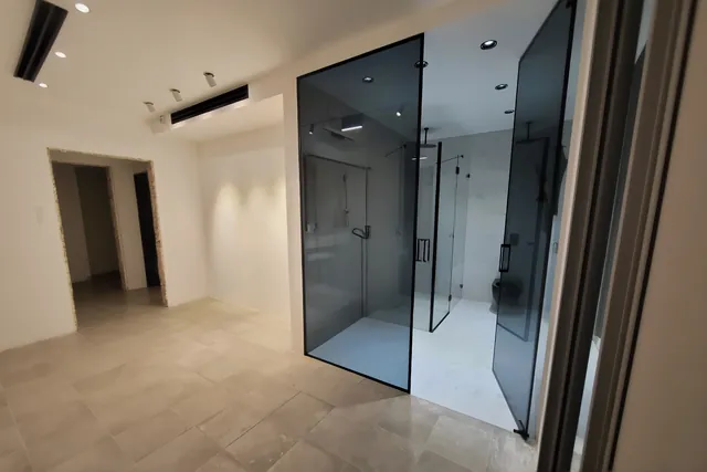חדר רחצה בזכוכית אפורה, התקנה של GlassFix