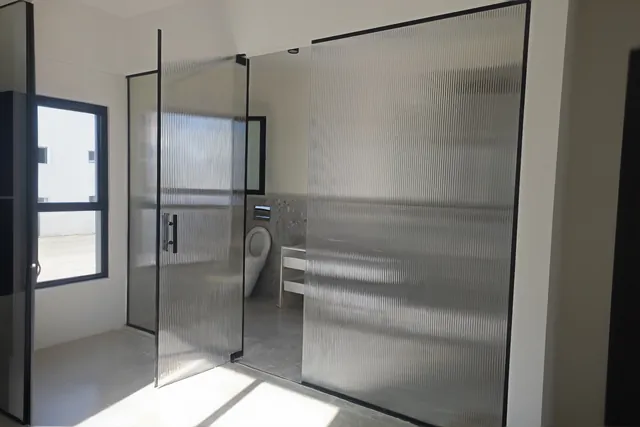 מחיצה בזכוכית גלינה, התקנה של GlassFix