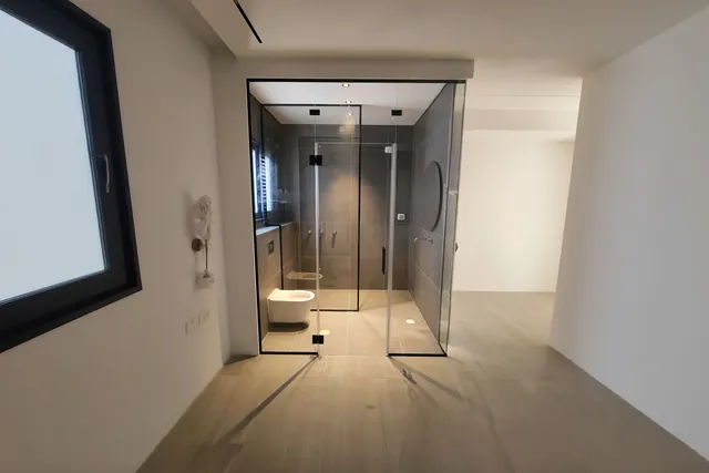 חדר רחצה בזכוכית, מסגרת שחורה, התקנה של GlassFix