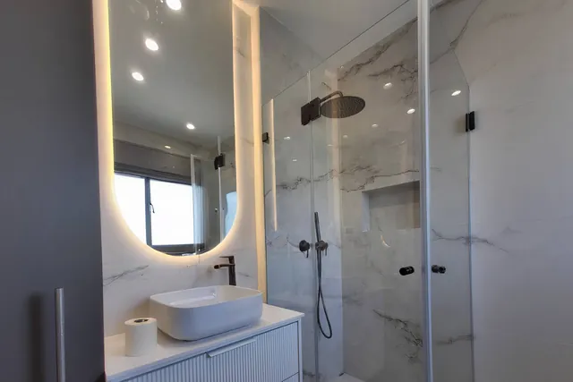 מראה עם לד, חדר רחצה, התקנה של GlassFix