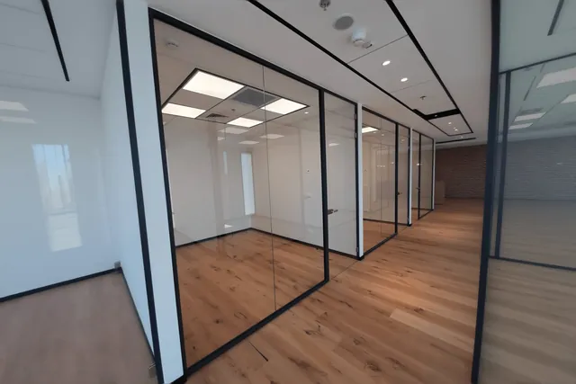חדרי עבודה, מסגרת שחורה, התקנה של GlassFix