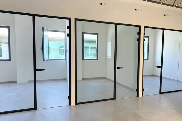דלתות זכוכית, מסגרת שחורה, התקנה של GlassFix