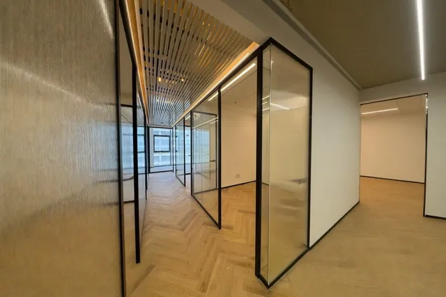 קיר זכוכית, מסגרת שחורה, התקנה של GlassFix