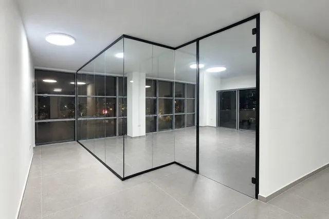 חדר פינתי, מסגרת שחורה, התקנה של GlassFix