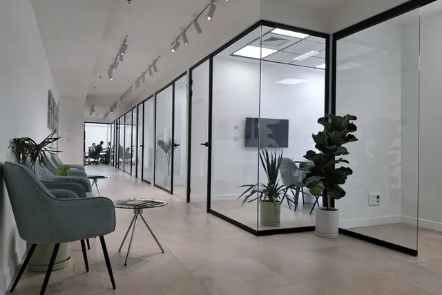 חדר ישיבות, אזור המתנה, התקנה של GlassFix