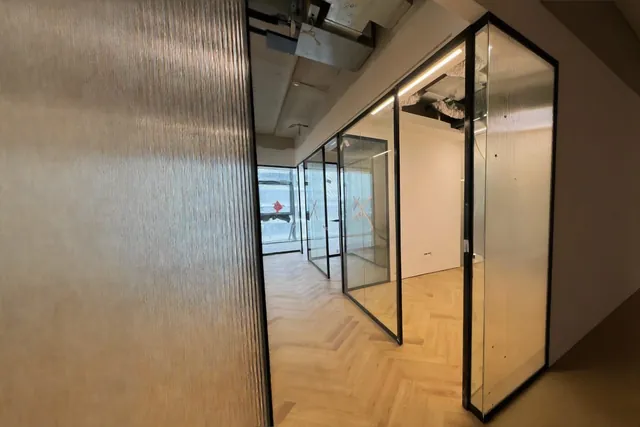 חדר עבודה, מסגרת שחורה, התקנה של GlassFix
