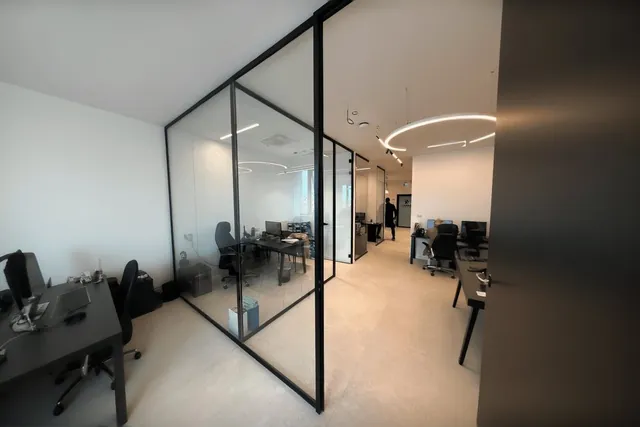 חדר מנהל, קירות זכוכית, התקנה של GlassFix