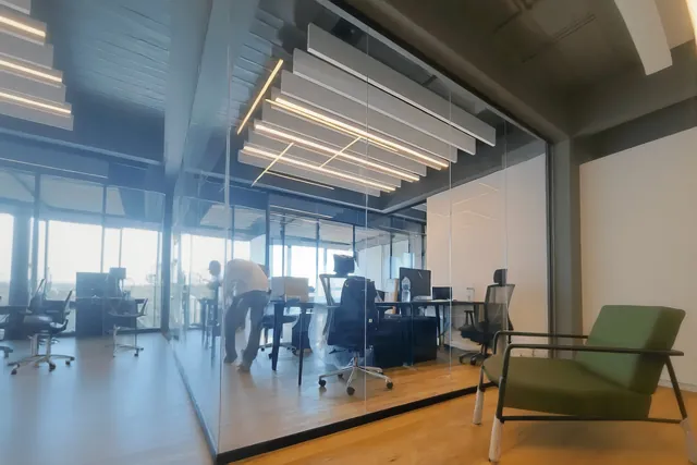 חלל עבודה פתוח, קירות זכוכית, התקנה של GlassFix