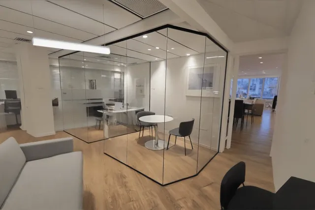 חדר ישיבות קטן, חדר פינתי, התקנה של GlassFix