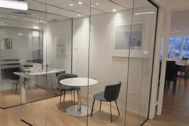 חדר ישיבות קטן, זכוכית בלי מסגרת, התקנה של GlassFix
