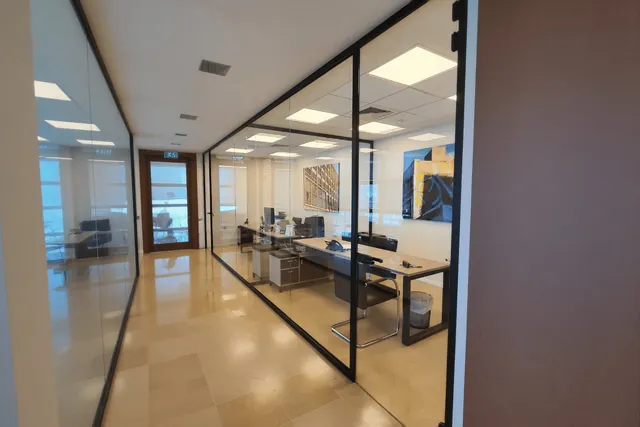 חדר מנהל, מסגרת שחורה, התקנה של GlassFix