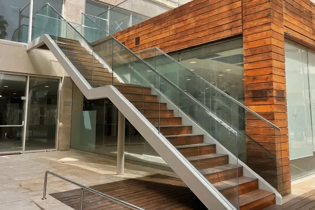 מעקה, מדרגות חוץ, התקנה של GlassFix