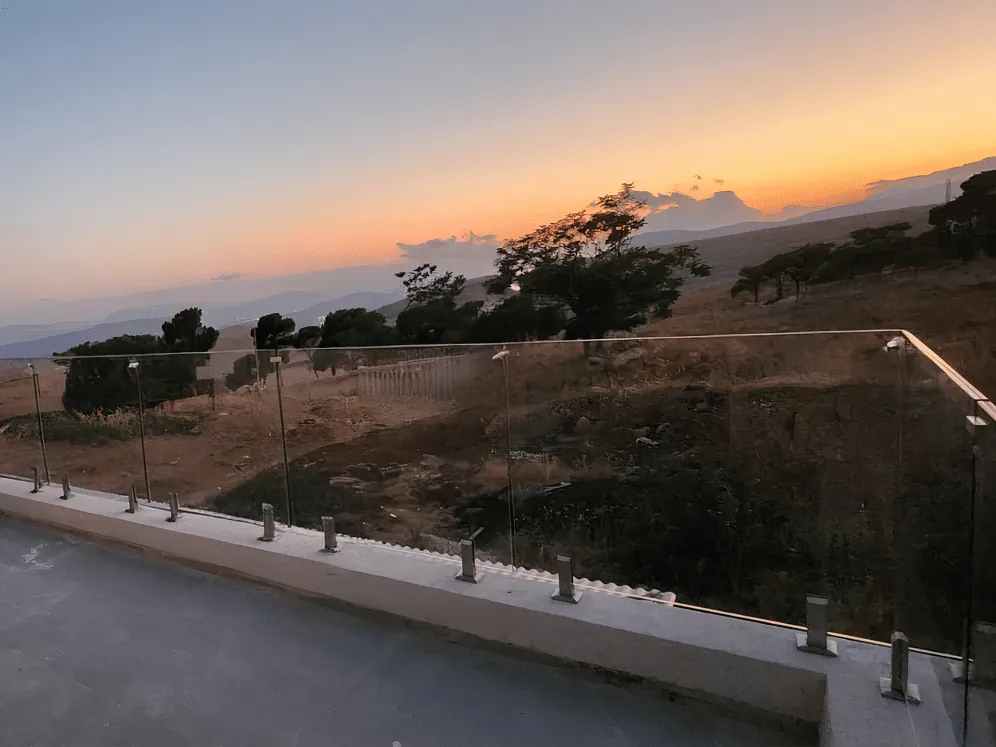 מעקה זכוכית במרפסת שהתקנו