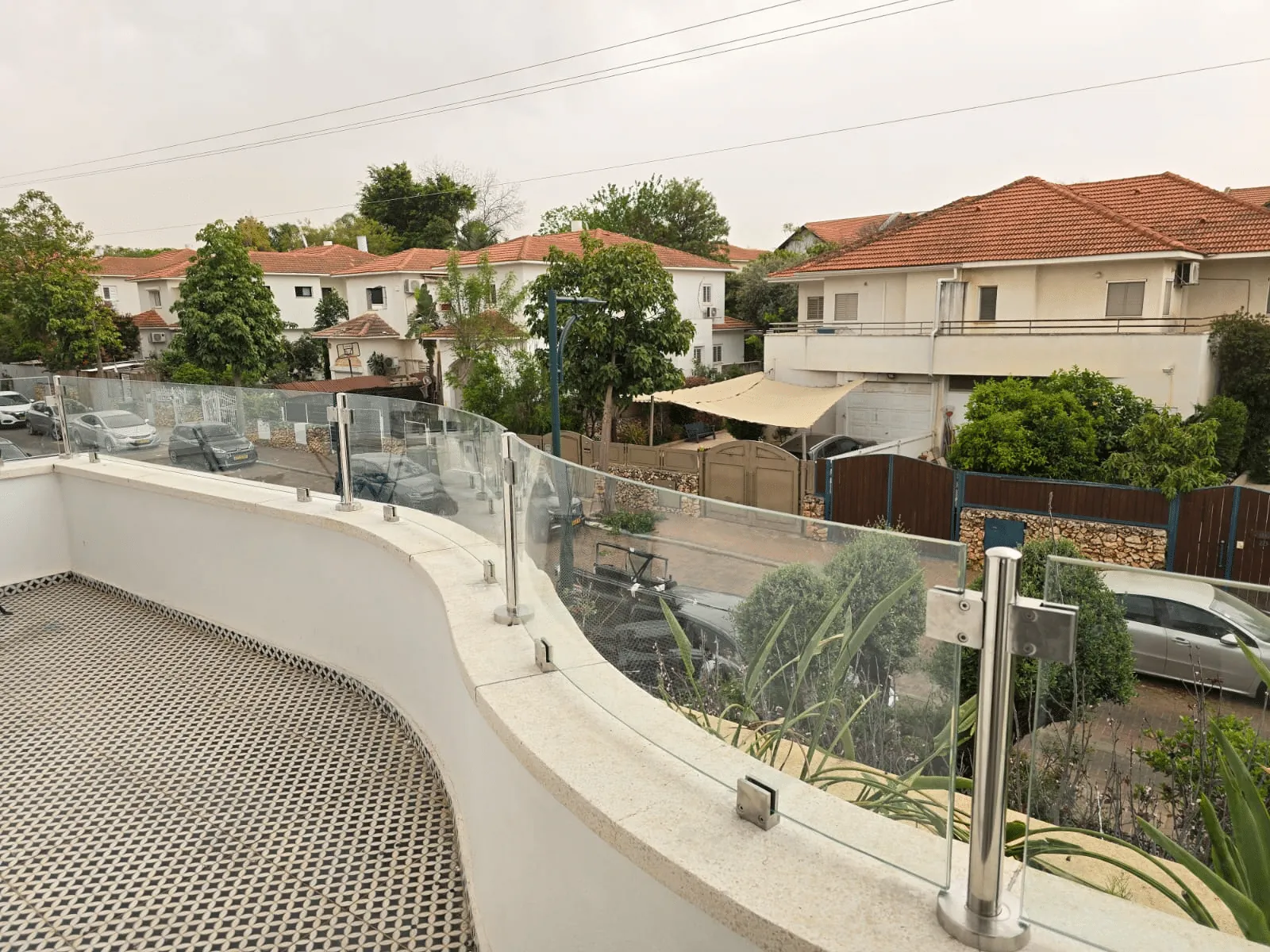 מעקה זכוכית שהתקנו