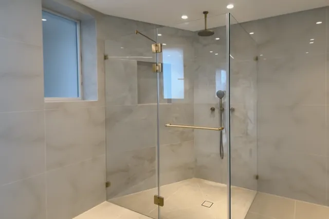 מקלחון פינתי, פרזול זהב, התקנה של GlassFix