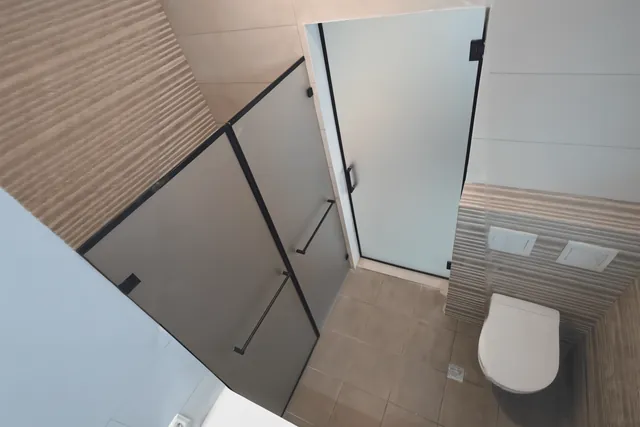מקלחון בזכוכית חלבית, התקנה של GlassFix
