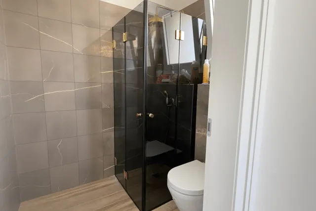 מקלחון בזכוכית אפורה, התקנה של GlassFix
