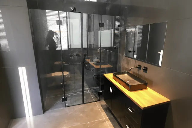 מקלחון חזיתי, זכוכית אפורה, התקנה של GlassFix