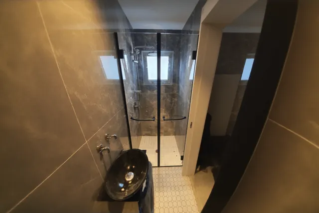 מקלחון חזיתי, פרזול שחור, התקנה של GlassFix