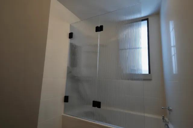 אמבטיון, פרזול שחור, התקנה של GlassFix