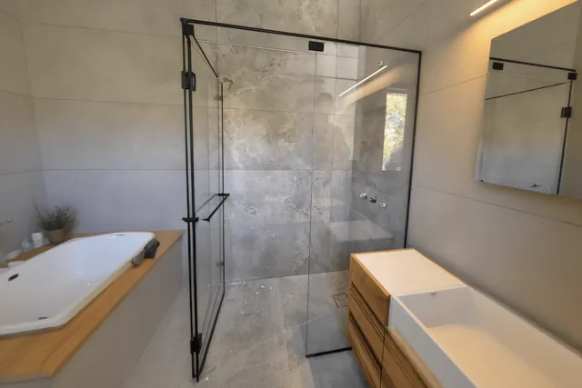 מקלחון פינתי, מסגרת שחורה, התקנה של GlassFix