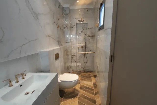 מקלחון חזיתי, פרזול זהב, התקנה של GlassFix