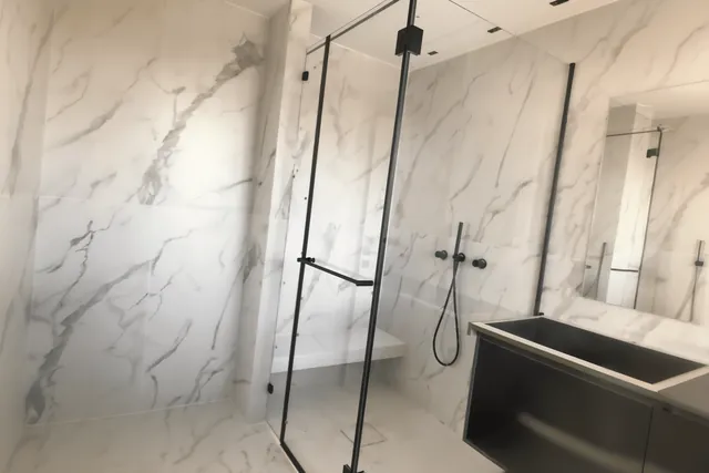 מקלחון חזיתי, מסגרת שחורה, התקנה של GlassFix