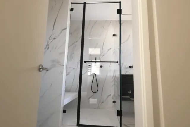 מקלחון חזיתי, מסגרת שחורה, התקנה של GlassFix