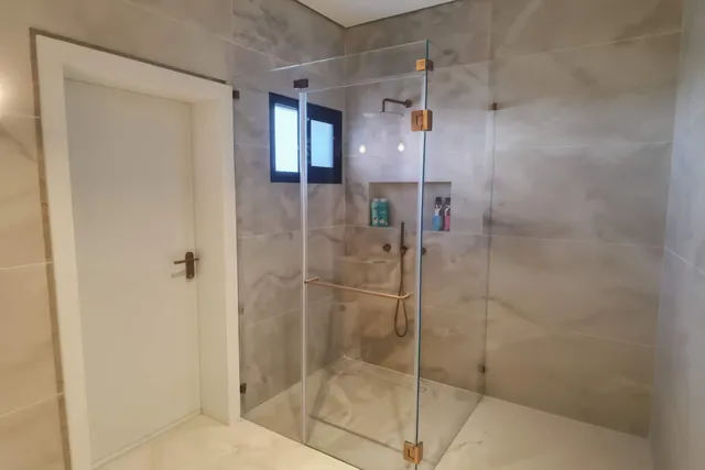 מקלחון פינתי, פרזול זהב, התקנה של GlassFix