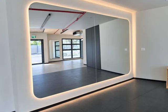 קיר מראה עם לד, חדר כושר, התקנה של GlassFix