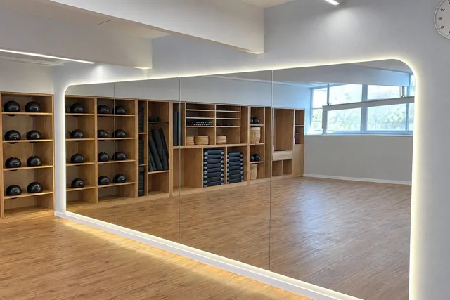 קיר מראה עם לד, סטודיו, התקנה של GlassFix