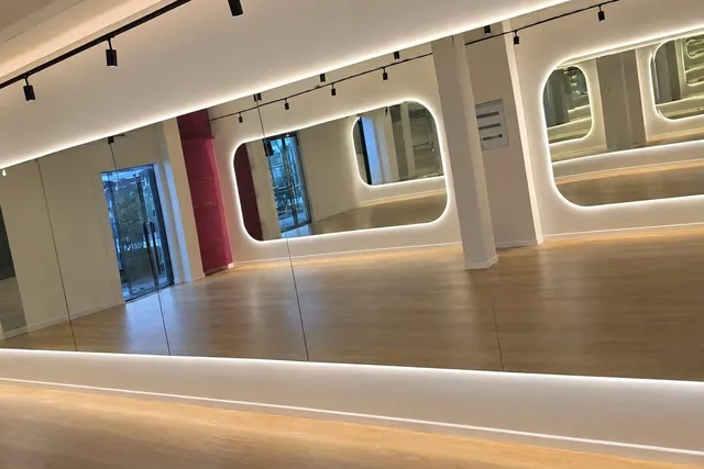 מראות עם לד, סטודיו, התקנה של GlassFix