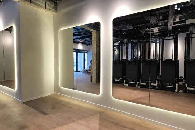 מראות עם לד, חדר כושר, התקנה של GlassFix