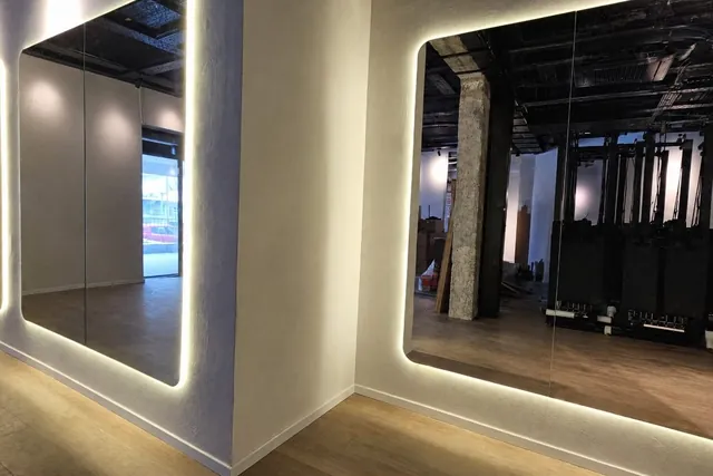 מראות עם לד, חדר כושר, התקנה של GlassFix