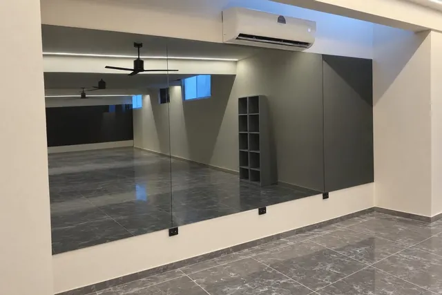 קיר מראה מלא, אולם, התקנה של GlassFix