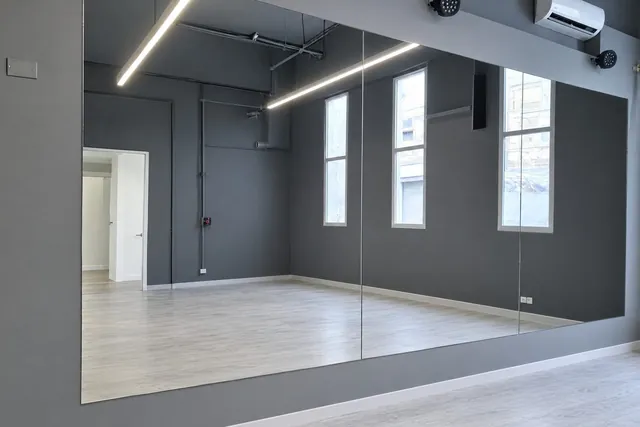 קיר מראה מלא, סטודיו, התקנה של GlassFix