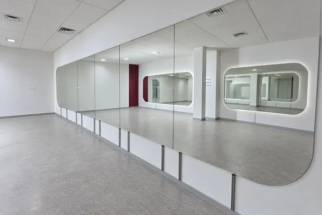 מראות בצורה מעוגלת, סטודיו, התקנה של GlassFix