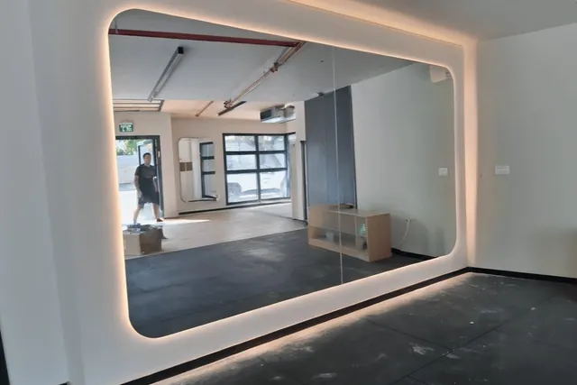 קיר מראה עם לד, חדר כושר, התקנה של GlassFix